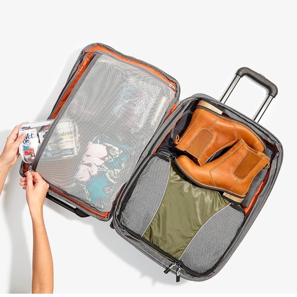 Stylish Limited Edition Emerald Travel Bag - Picture 8 of 11